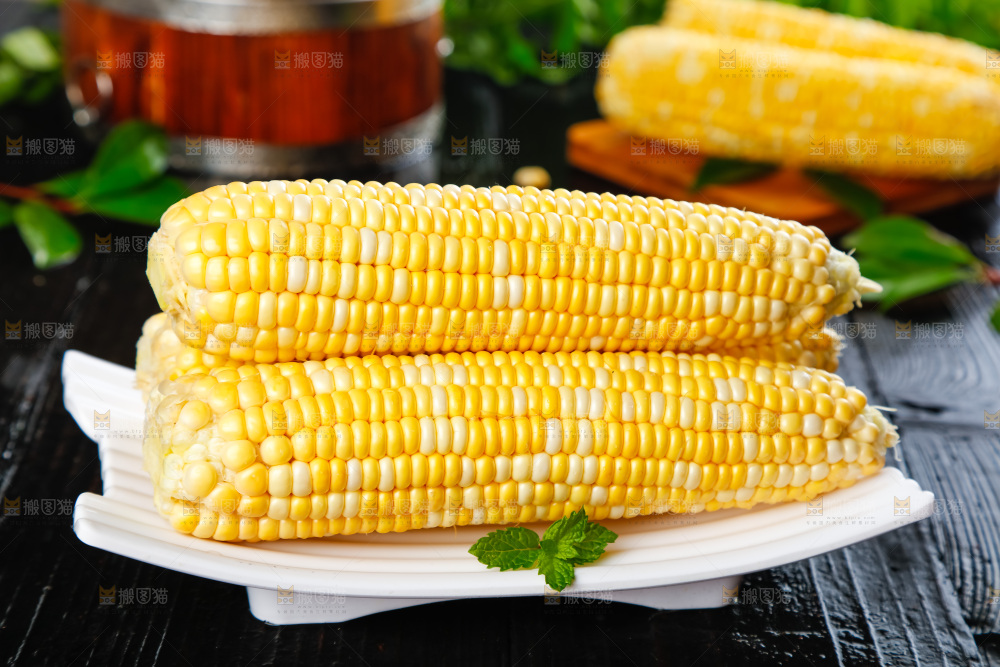 深底上放着水果玉米