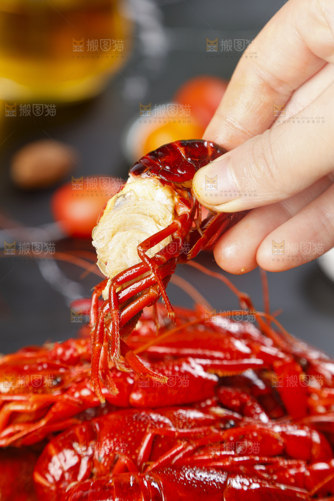 手里拿着蒸小龙虾