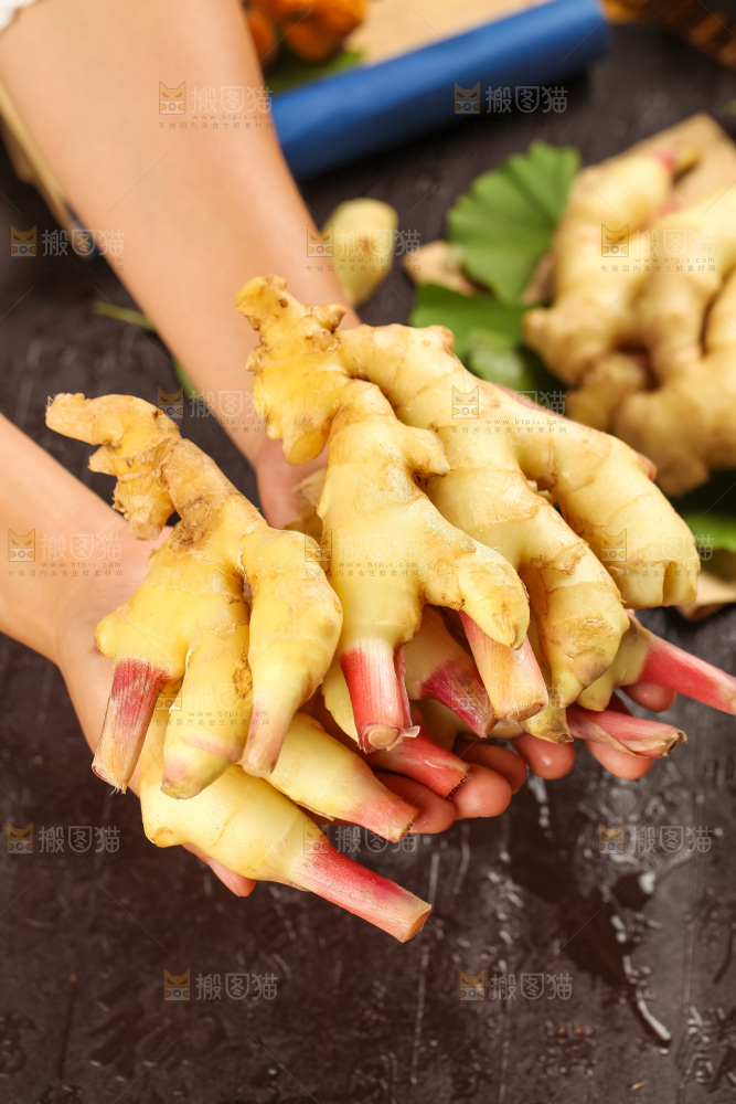 木板上的山东红芽生姜