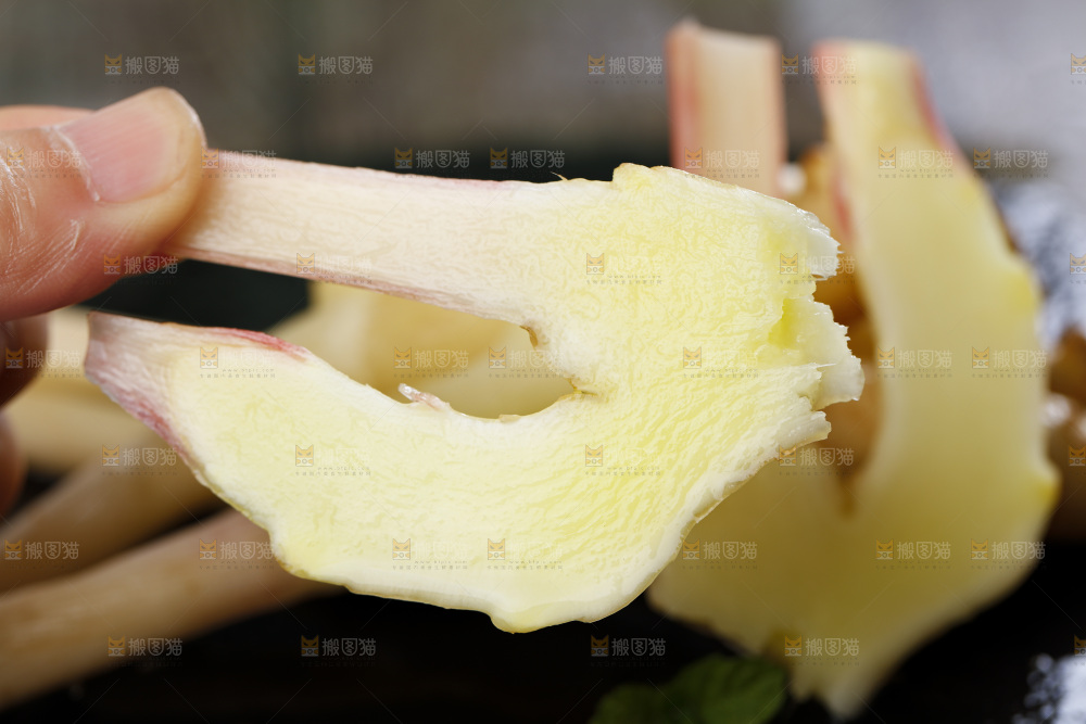 黑石板上放着红芽嫩姜