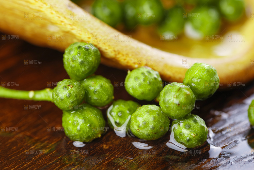 木板上的九叶青花椒