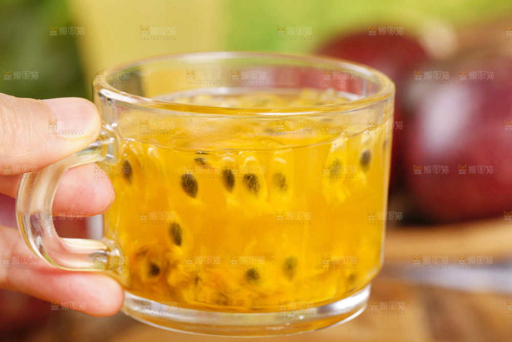 杯子里装着百香果汁