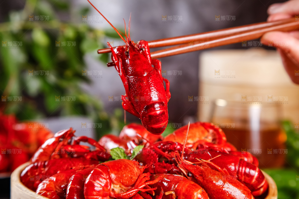 蒸笼里装着蒸小龙虾