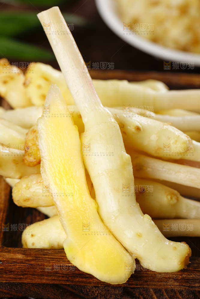 板子上放着一堆仔姜