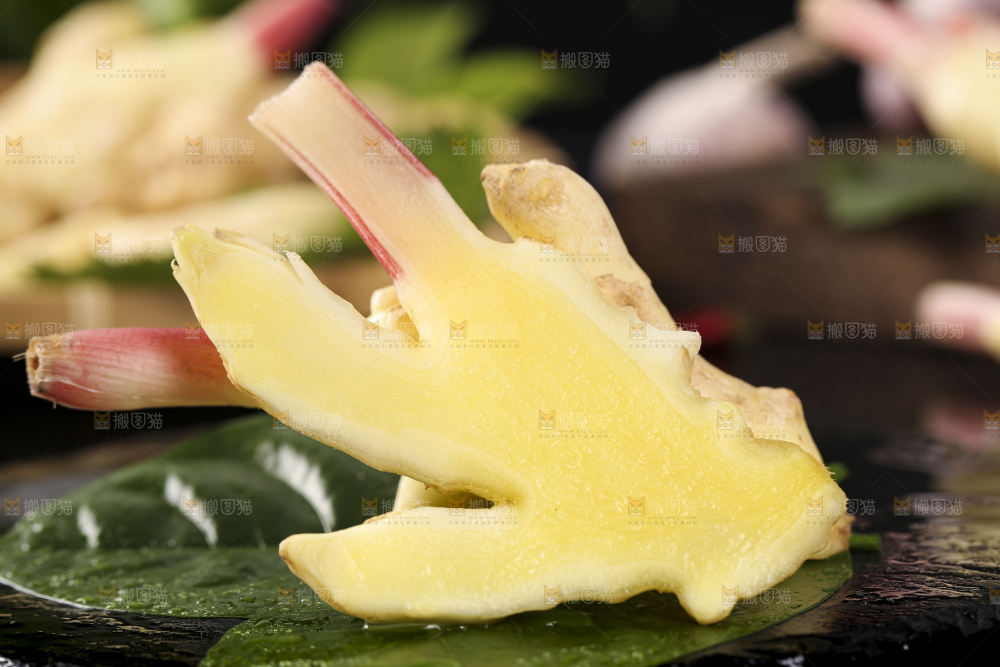 黑石板上放着红芽嫩仔姜