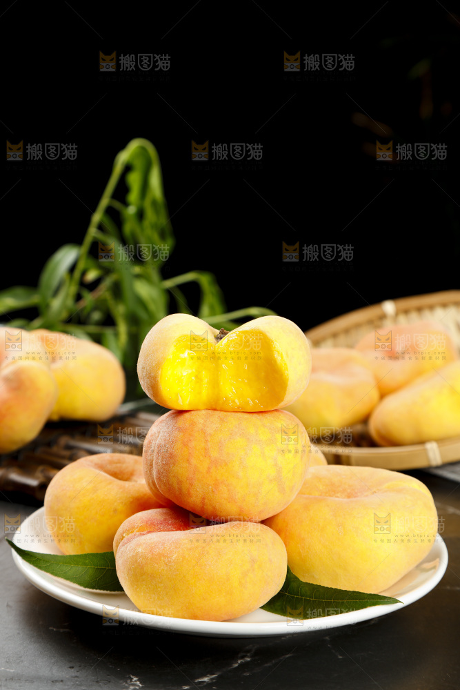 盘子里装着黄肉毛蟠桃