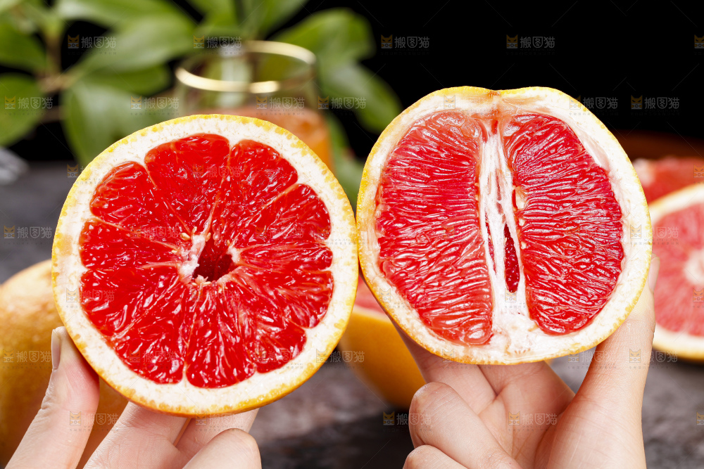 手里拿着南非红西柚