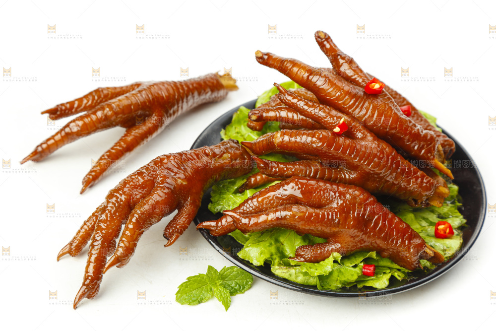 盘子里装着酱香鸡爪