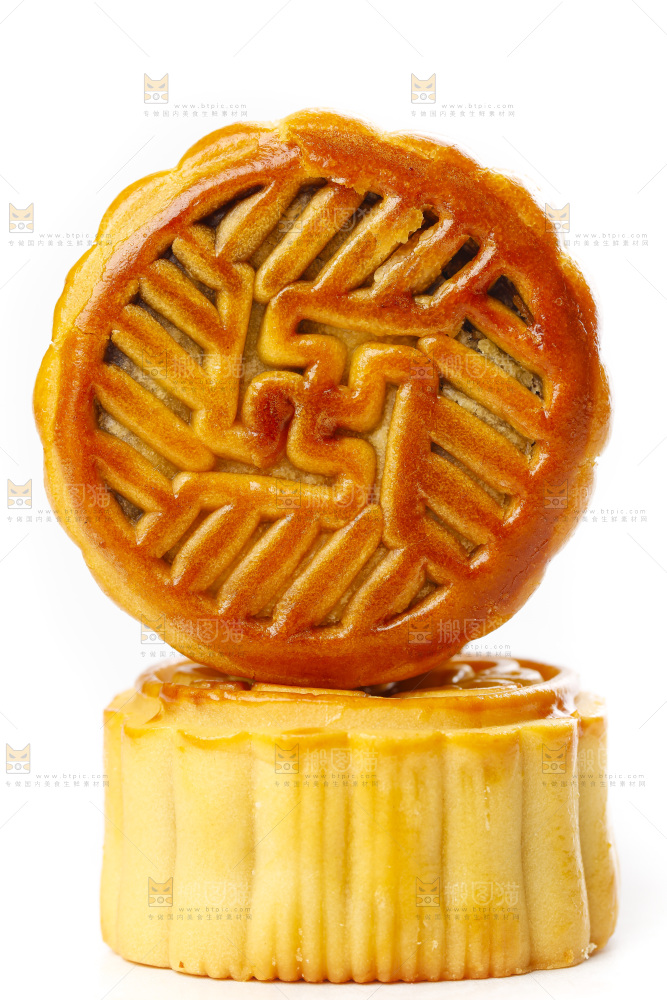 白底上放着广式月饼