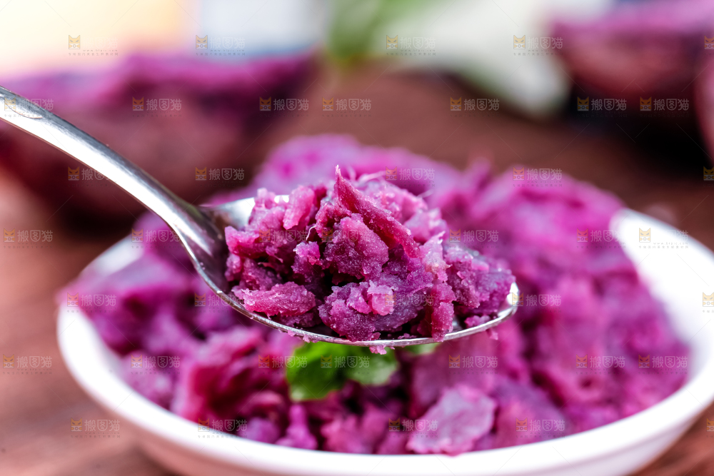 木板上放着越南小紫薯