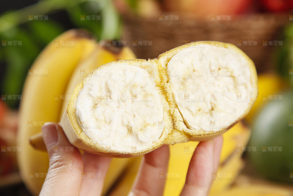 木板上放着新鲜苹果蕉