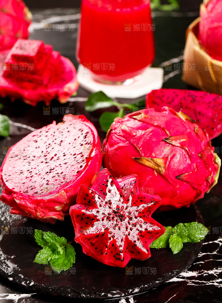 黑石板上摆放着金都红肉火龙果