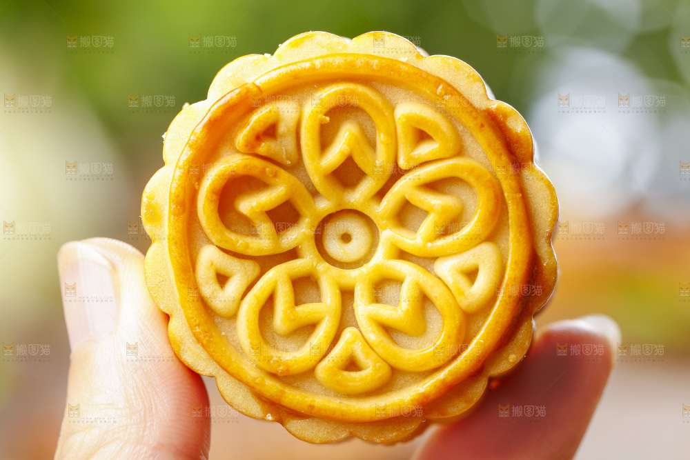 浅底上放着广式月饼