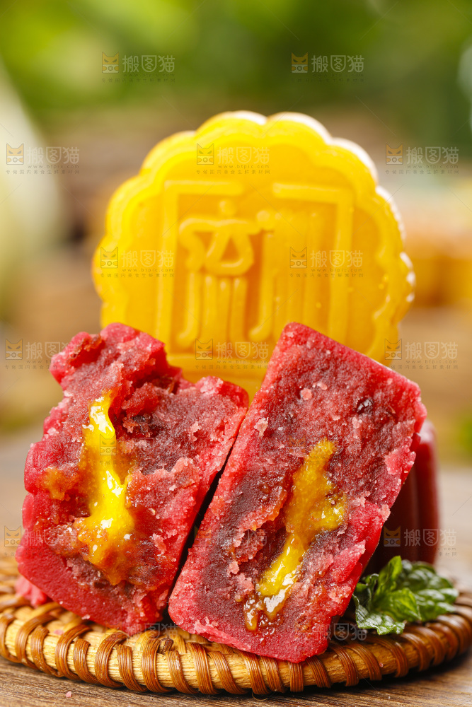 竹垫上放着金沙流心月饼