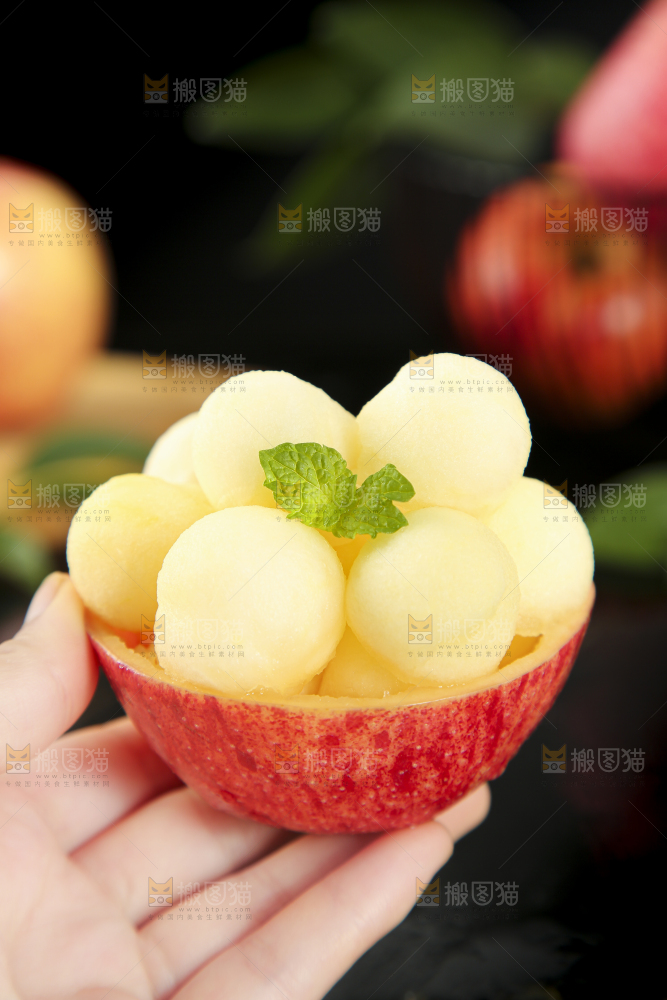 深底上的秦冠苹果果肉