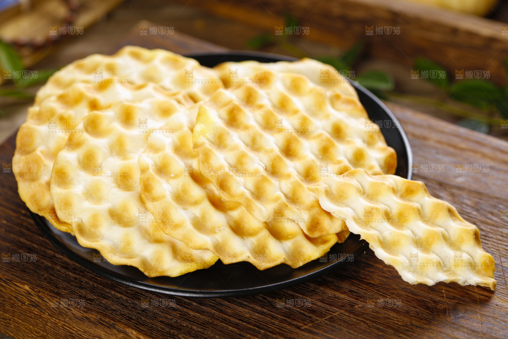 盘子里装着石头饼