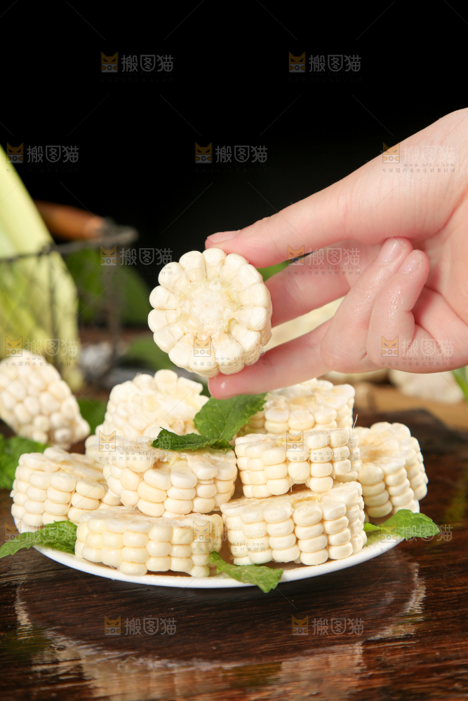 盘子里装着牛奶糯玉米