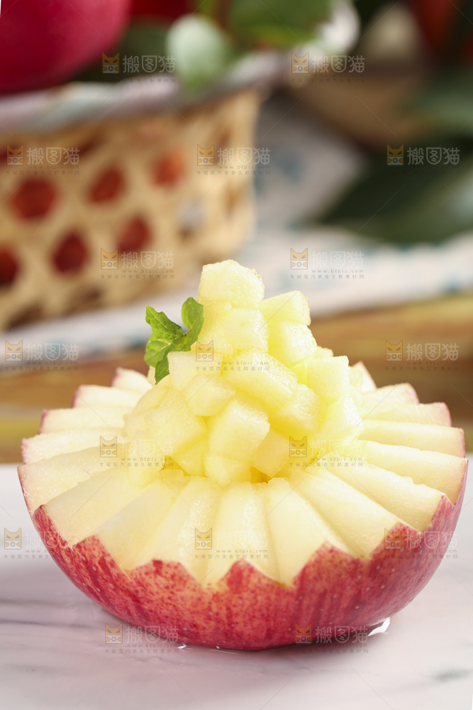 石板上摆放着陕西红富士苹果