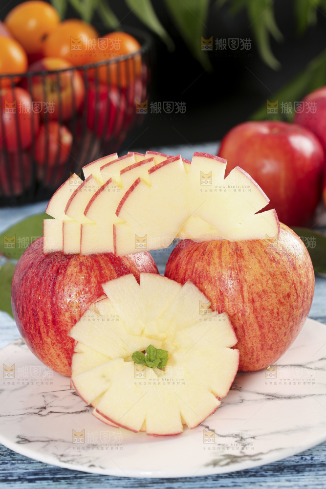 亮底上盘子里装着山西红富士苹果