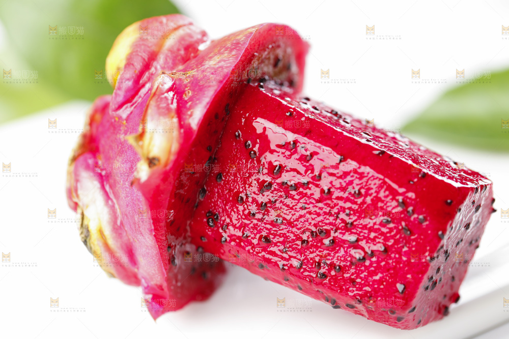 亮底上放着海南金都一号火龙果