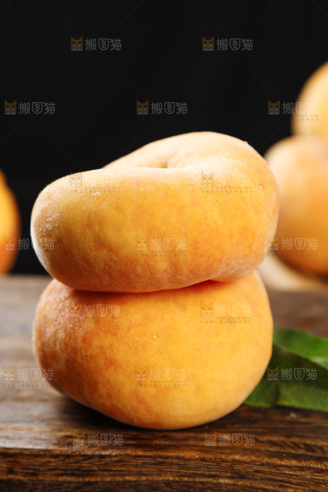 木板上放着毛蟠桃