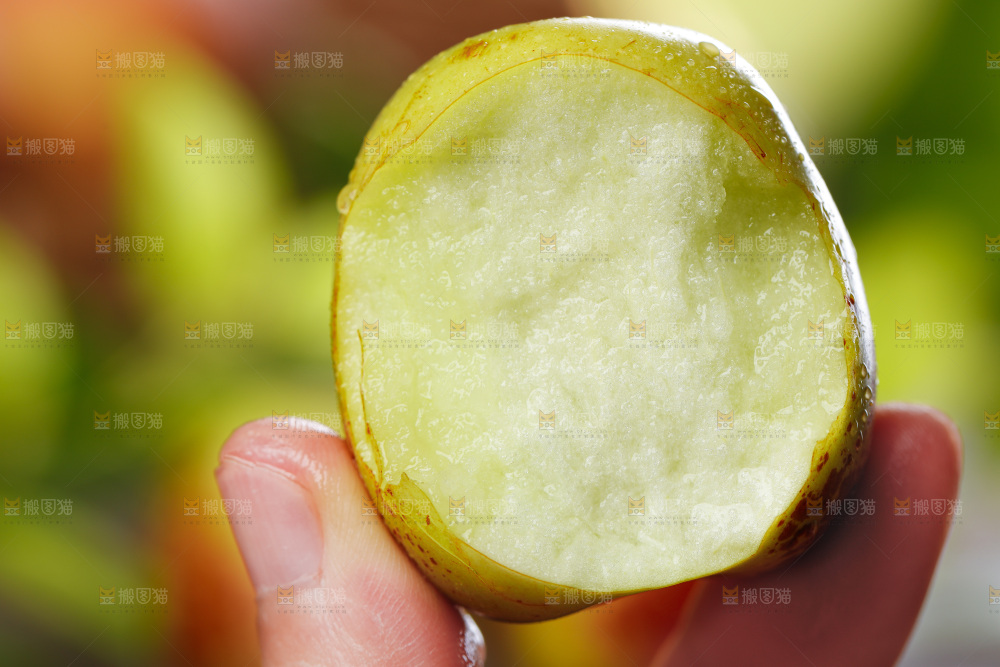 木板上放着新鲜枣子