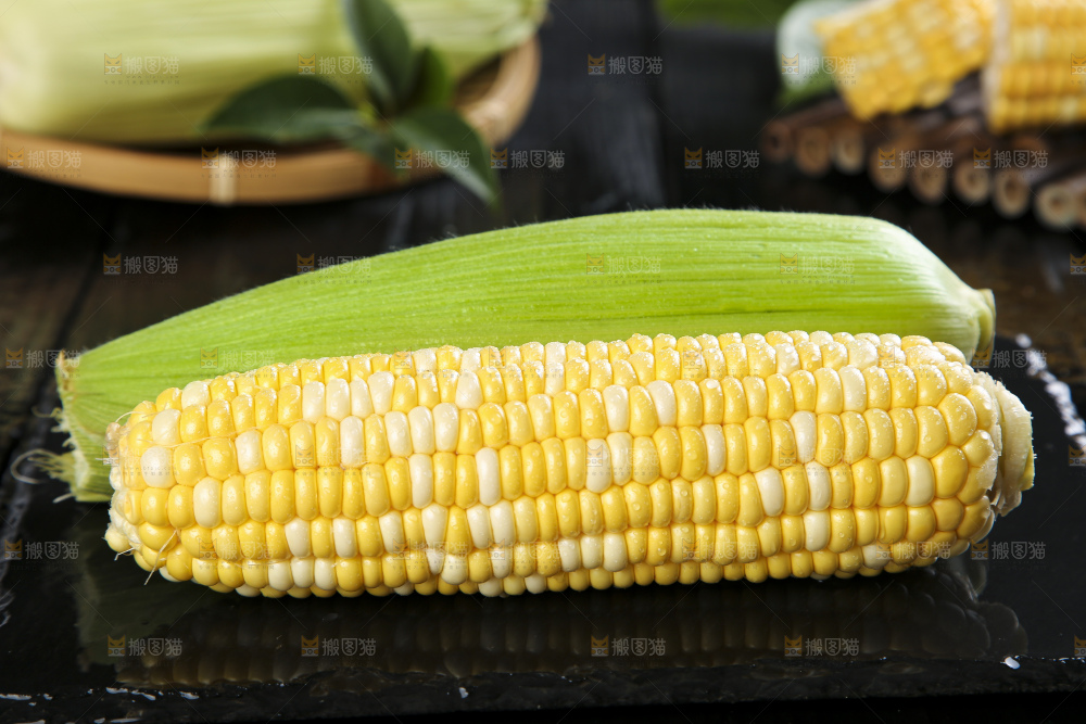 黑底上的云南水果玉米