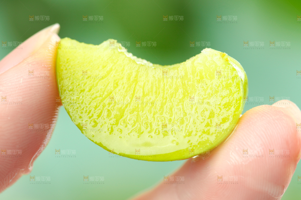 手里拿着脆红李