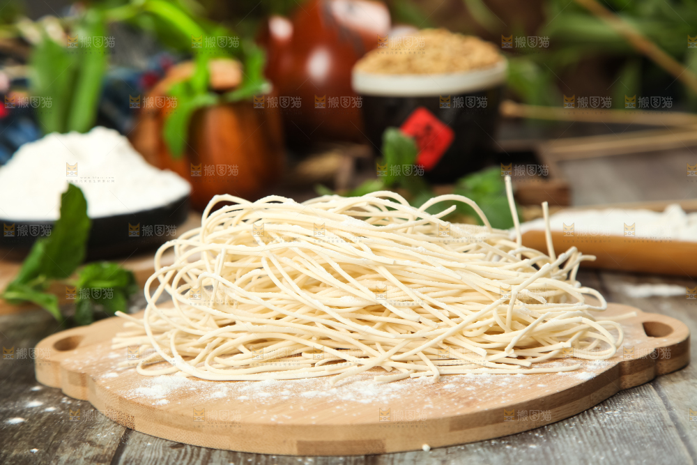 木板上放着一盘手工面条