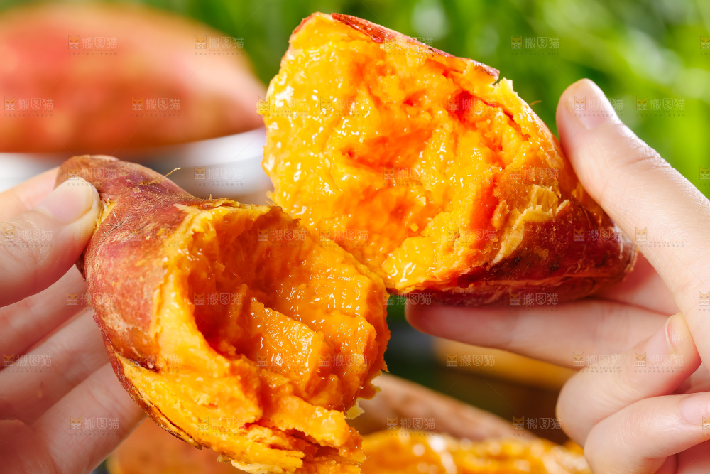 手里拿着红蜜薯