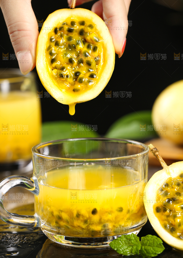 石板上放着一杯百香果汁