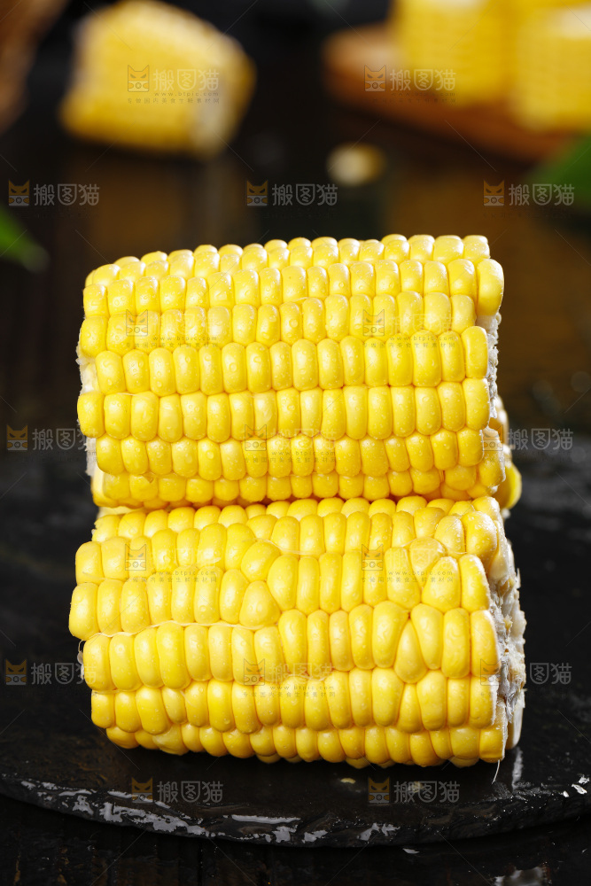 黑石板上的东北玉米