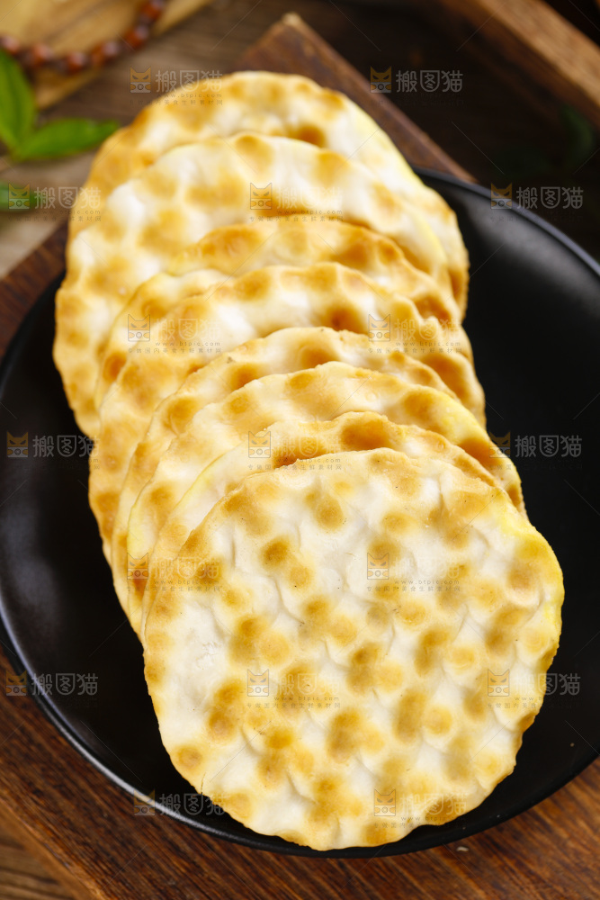 盘子里装着石头饼