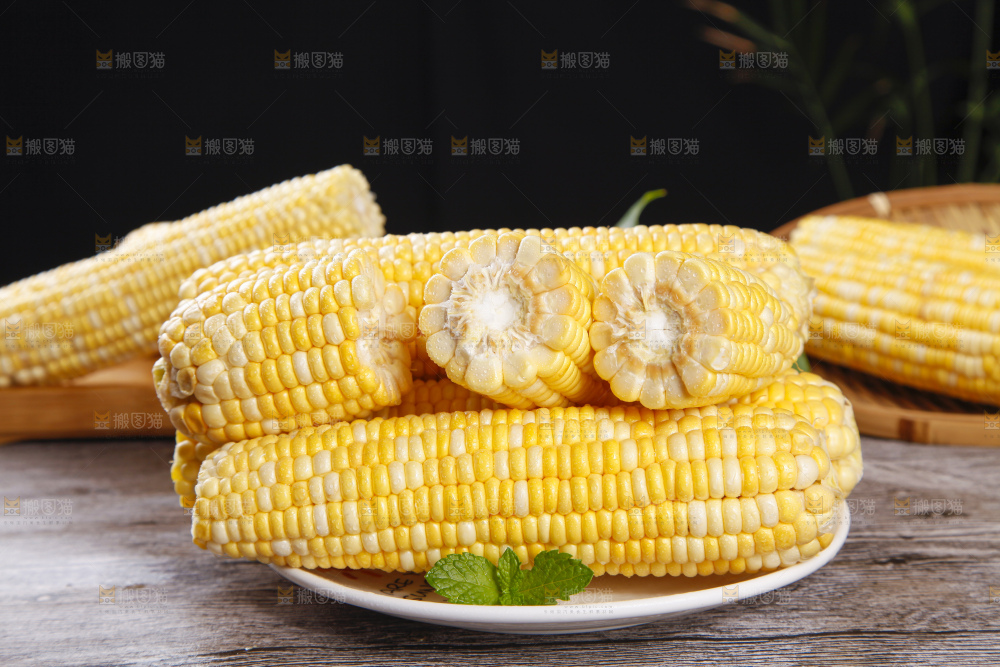 盘子里的水果玉米