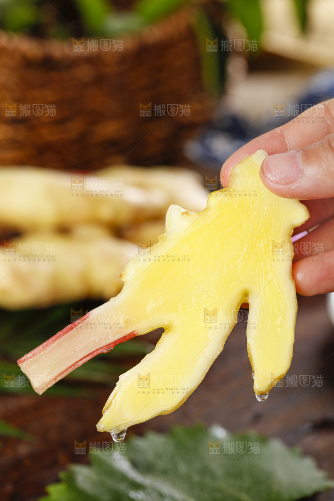 木板上的红芽嫩仔姜