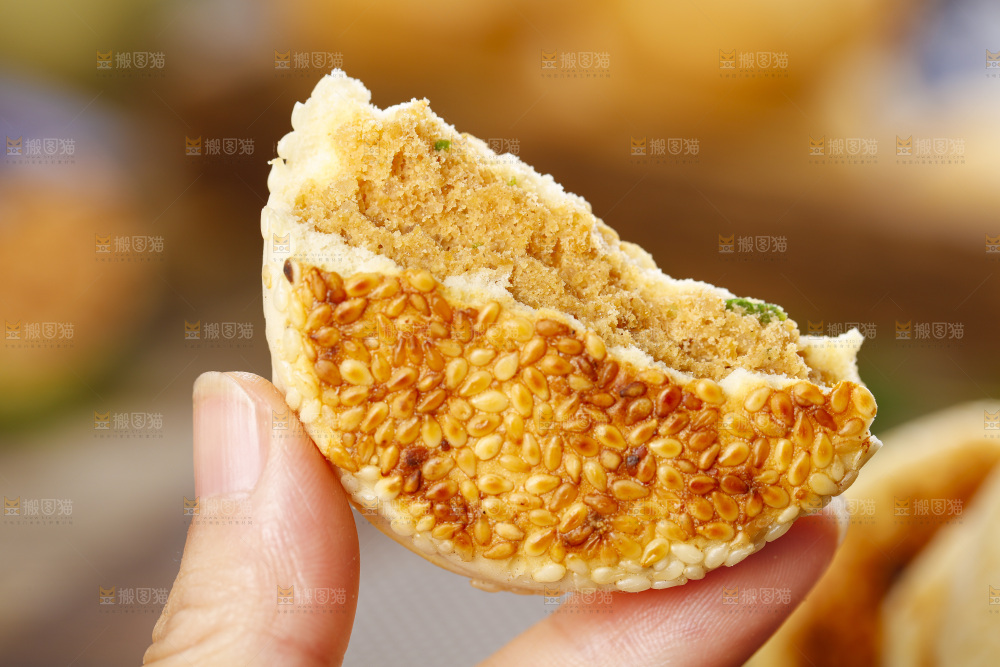 手里拿着手工芝麻饼