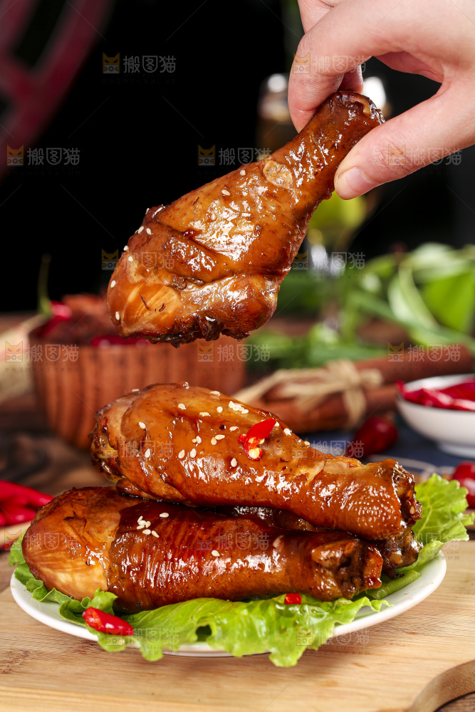 木板上放着一盘红烧鸡腿
