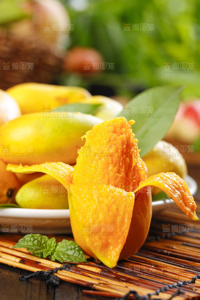 竹垫上放着小香芒果肉