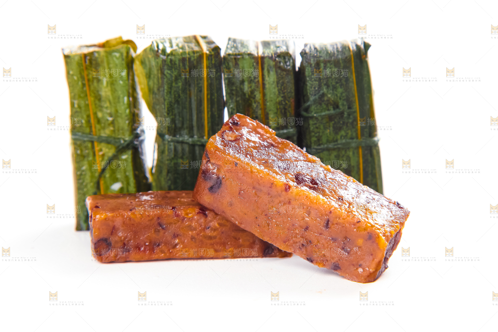 白底上摆放着竹叶糕