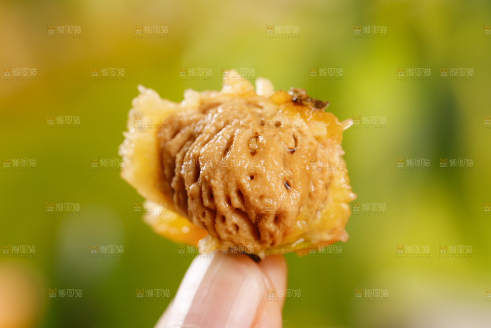 手上拿着蟠桃核