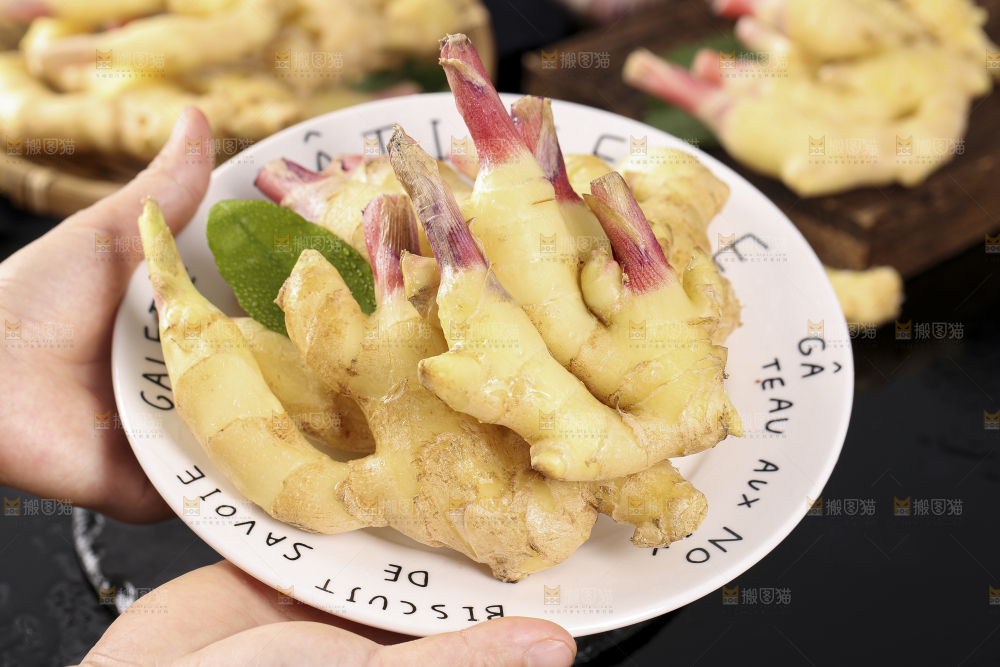 盘子里装着山东红芽生姜