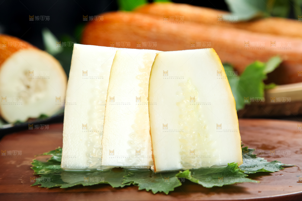 木板上的黄皮大黄瓜