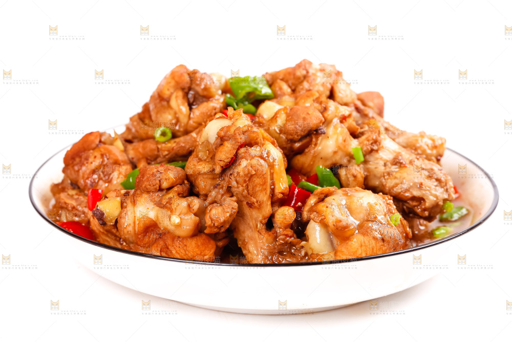 盘子里装着烧鸡腿