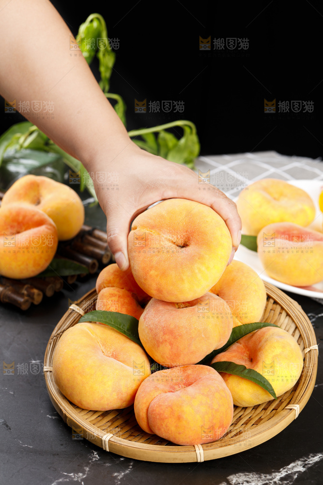 黑底上的毛蟠桃