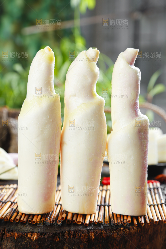 竹垫子上放着茭白
