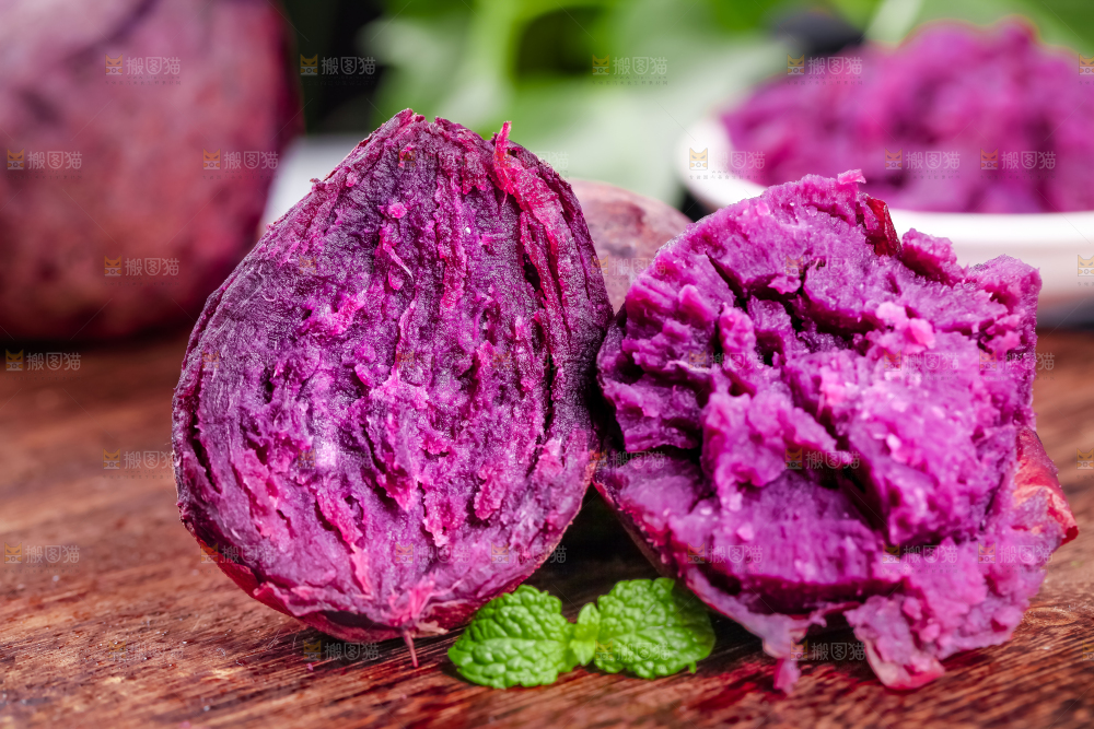 木板上的紫薯果肉
