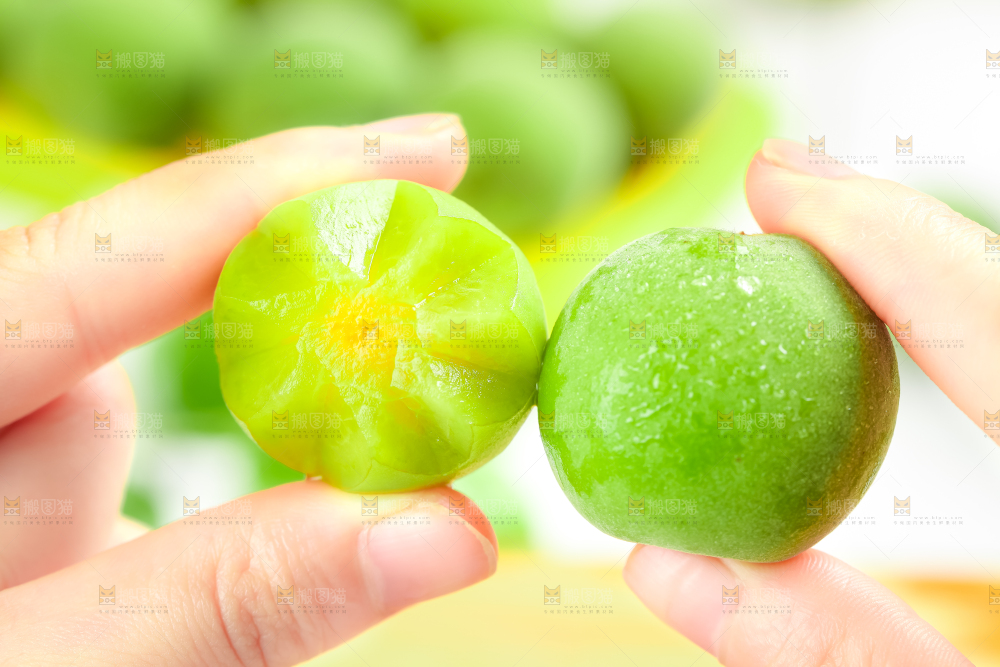 手上拿着新鲜青梅