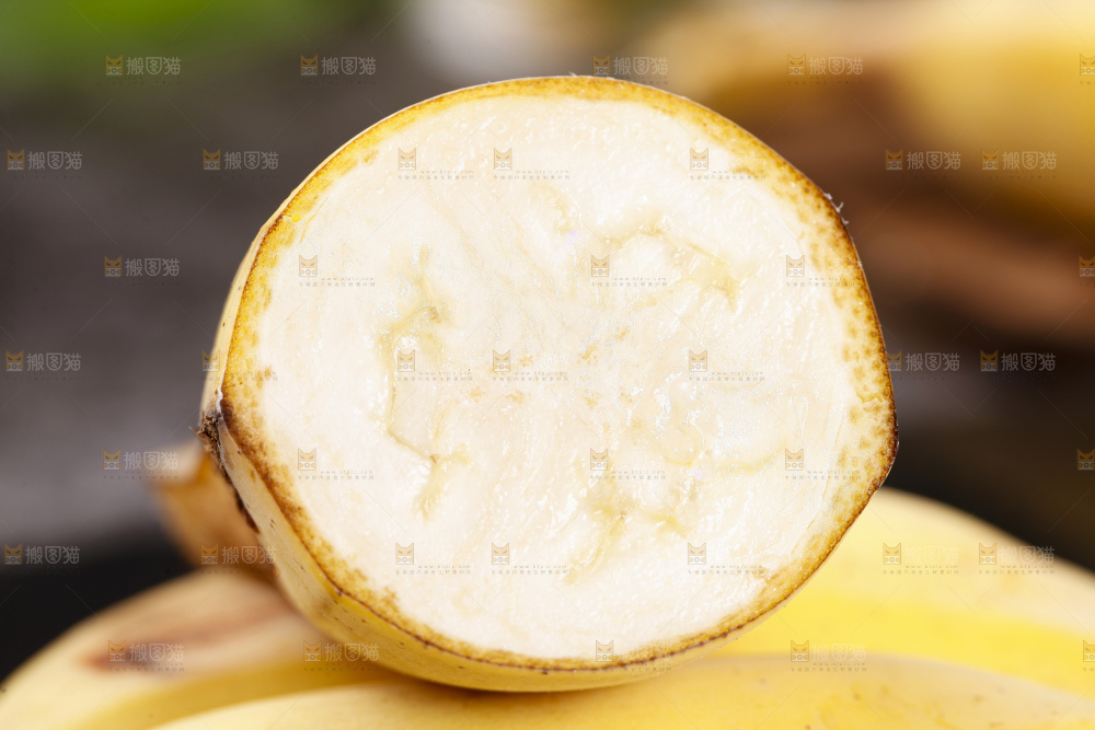 深底上放着广西苹果蕉