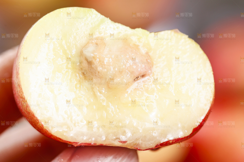 手里拿着新鲜油蟠桃
