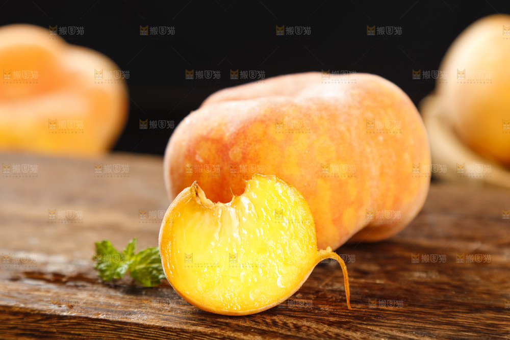 木板上放着毛蟠桃